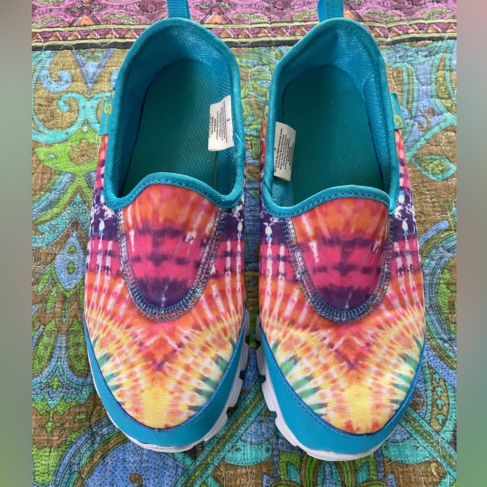 Slippers/shoes cotton top w/ reinforced toe and back pull; white plastic bottom